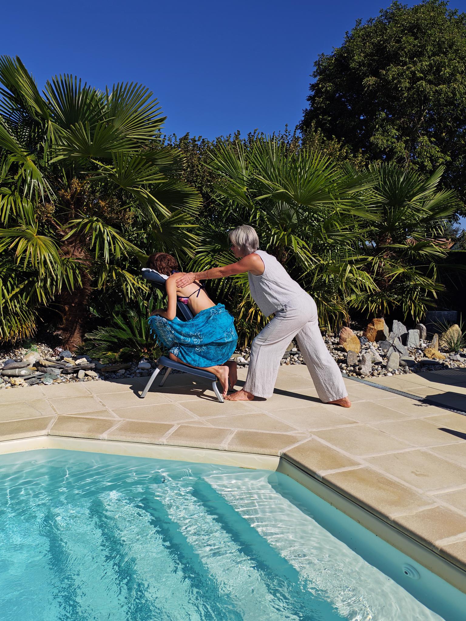 Massage assis à l'huile  au bord d'une piscine